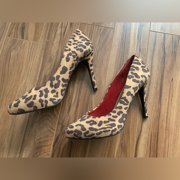 Size 7.5 suede cheetah pump - Picture 2 of 2